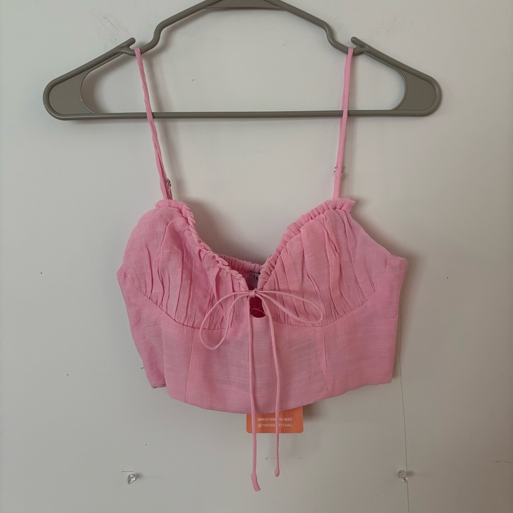 brand new! that’s so fetch light pink cropped tie front tank top🩷